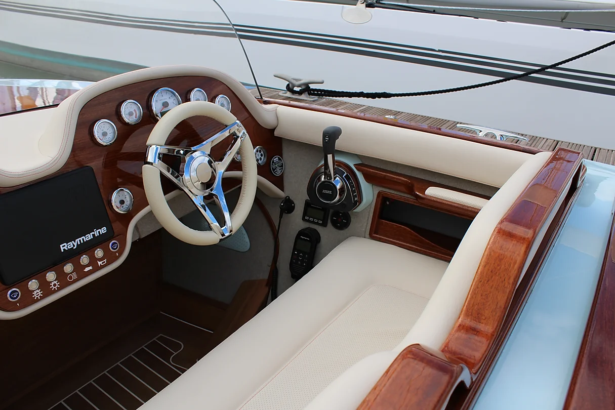 Sabre (26) Fairey Marine Sabre 19 Boat controls